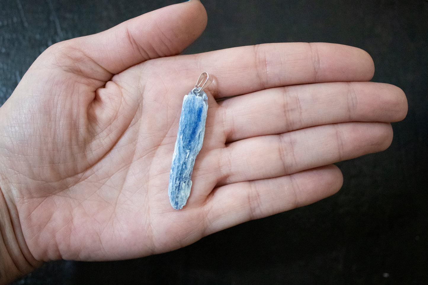 Ciondolo di Cianite Blu grezzo
